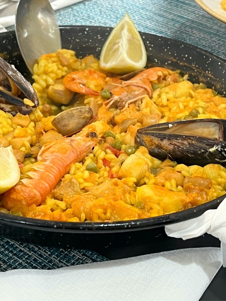 Das Foto einer Paella im Huerta del Sol