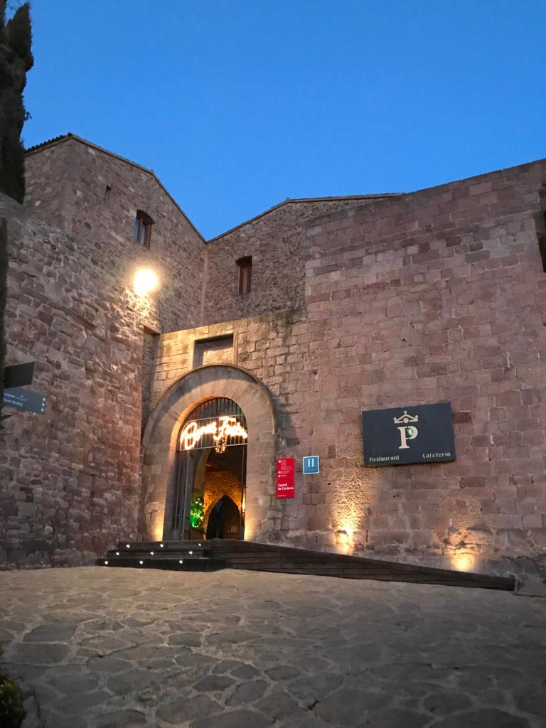 Foto vom weihnachtlich beleuchtetem Hotel Portal des Parador von Cardona, einer Burg aus dem 9.Jahrhundert