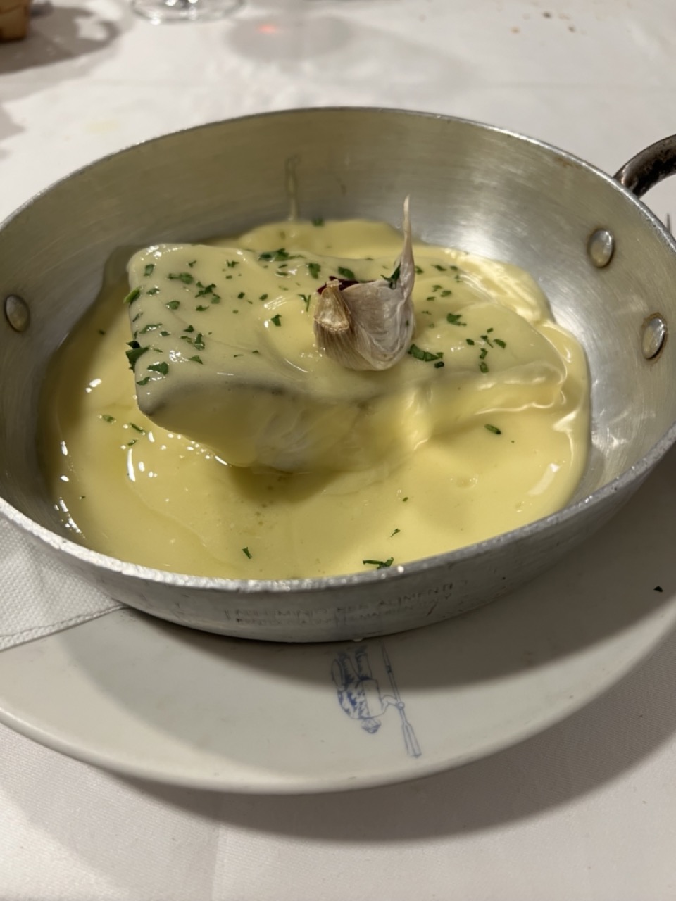 Das Rezept für Merluza al Pil-Pil, einem klassischen baskischen Gericht mit Seehecht in einer cremigen, knoblauchwürzigen Sauce.
